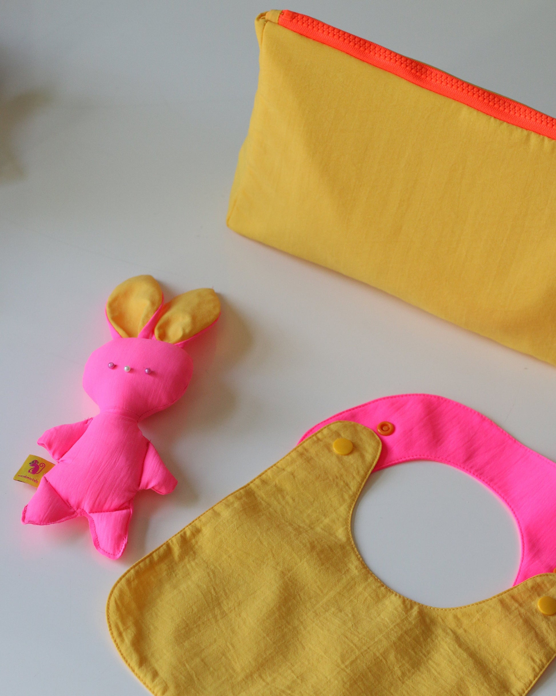 Reversible Bib yellow/fuchsia