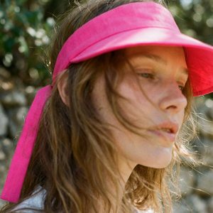 Visera with back bow fuchsia