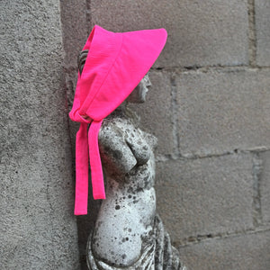 Visera with back bow fuchsia