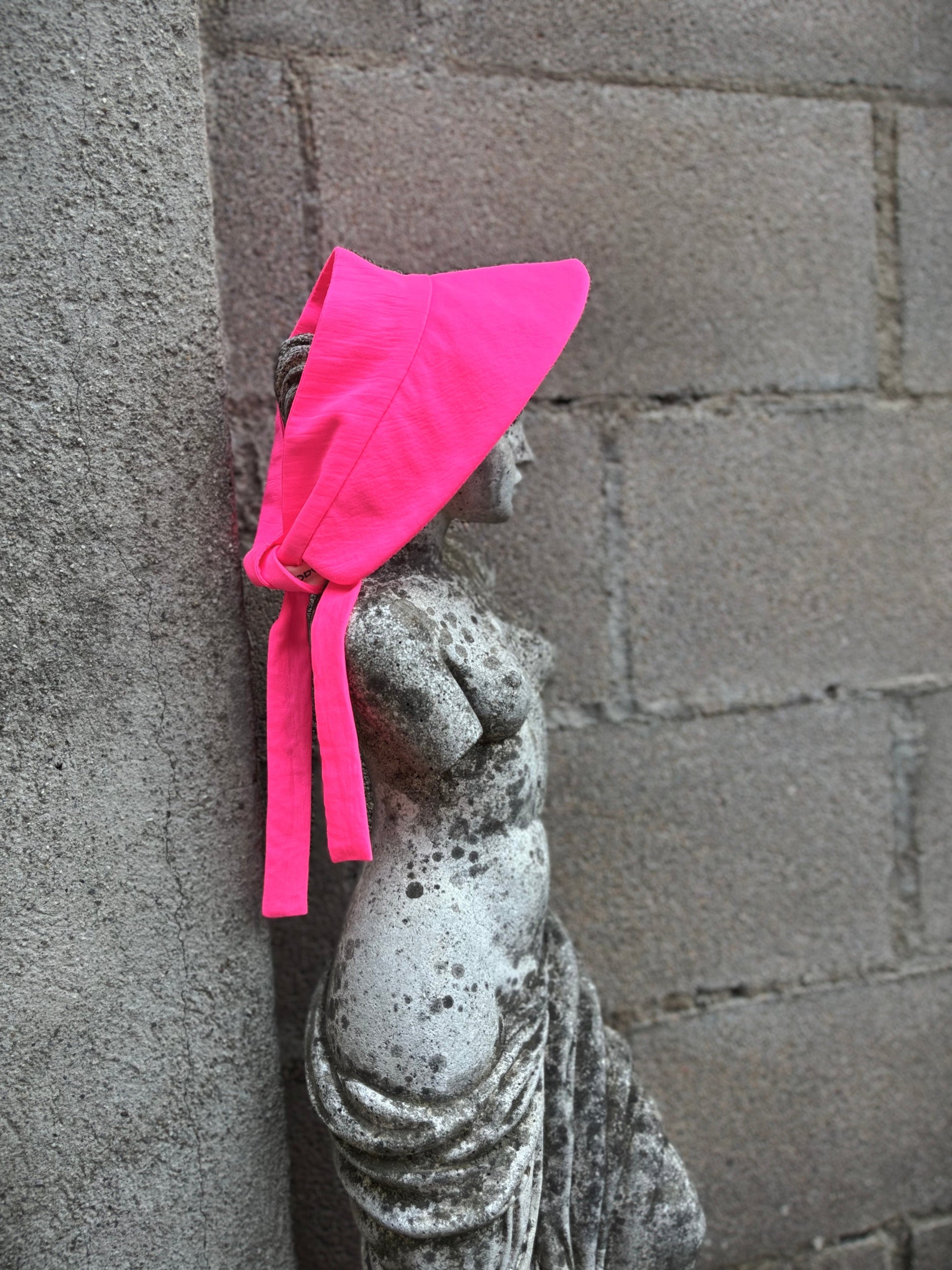 Visera with back bow fuchsia