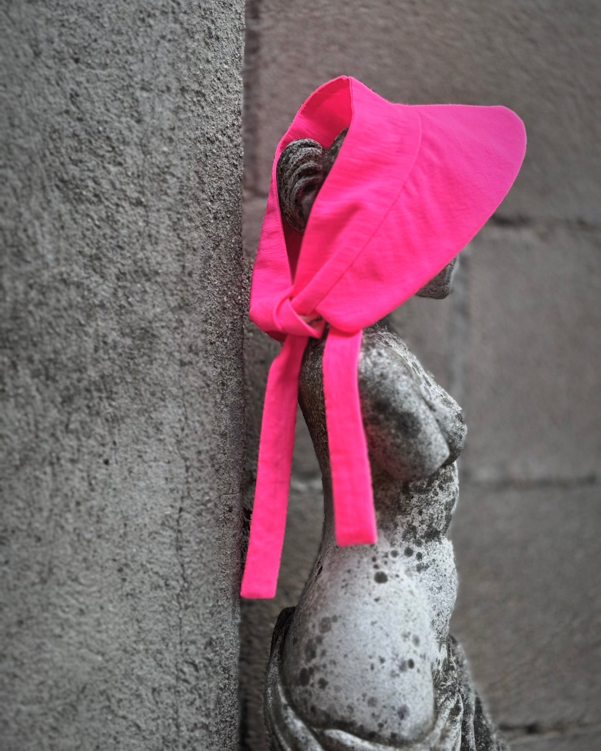 Visera with back bow fuchsia